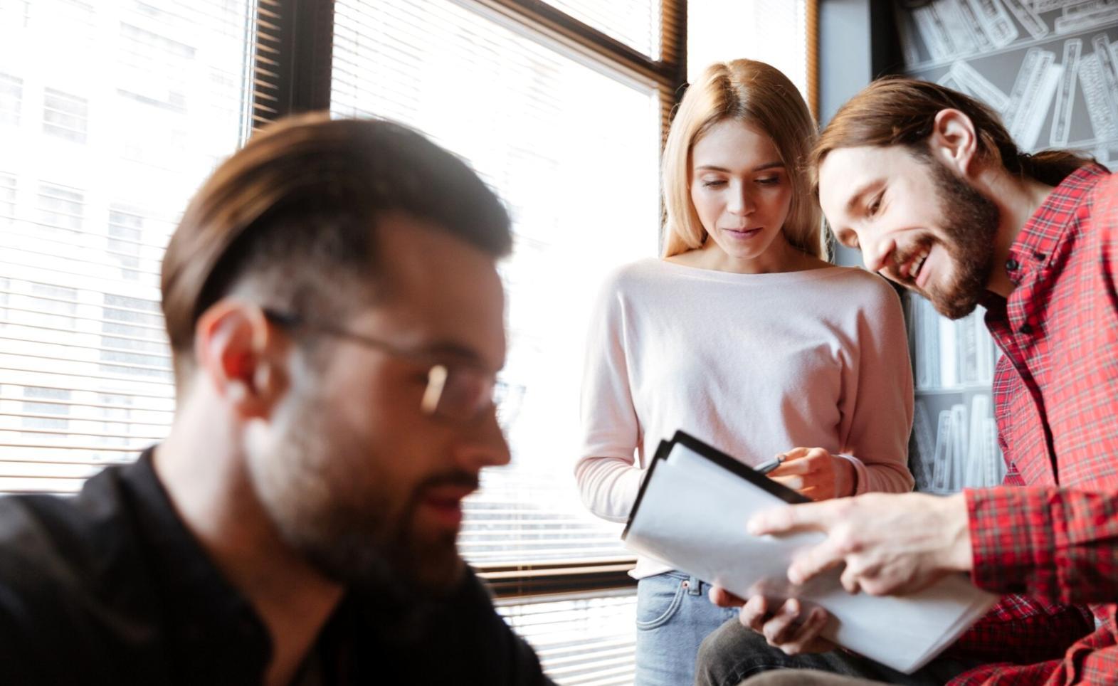 Team bei der Arbeit an finanziellen Bildungskonzepten